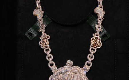 Nigerian music star Zlatan is said to have spent over N1 billion on a new customized diamond chain.  "Zanku to the World!"