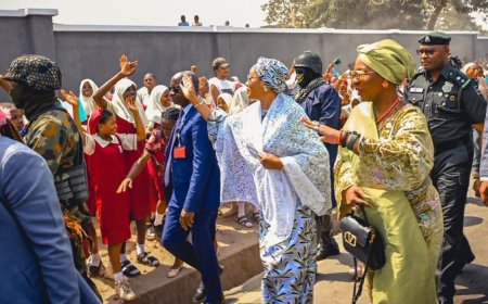 First Lady Oluremi Tinubu Stops Convoy to Greet School Children in Kwara