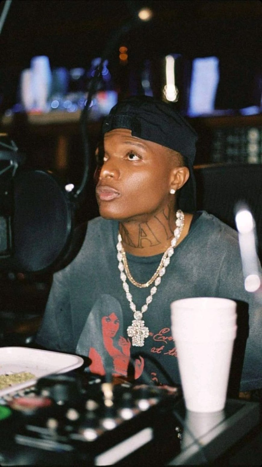 Man Defends Wizkid, Says Calling Him Lazy Is Disrespectful