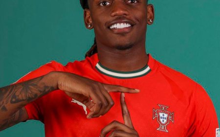 Bayern Munich Monitor Rafael Leão as Winger Option, Awaiting Nico Williams Outcome