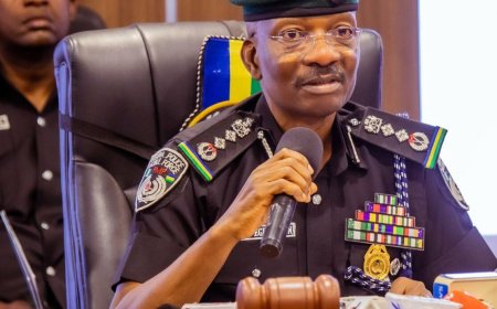 Drama in Lekki Last night as Policeman Punches Peller for Filming