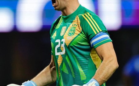 Manchester United Revive Talks with Aston Villa Over Goalkeeper Emiliano Martínez