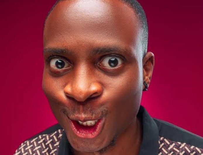 Sydneytalkers's signee was robbed by unknown people as they broke his car glass and fled with his valuables