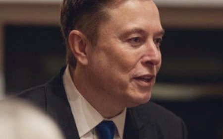 Elon Musk Becomes First Person to Reach $700 Billion Net Worth