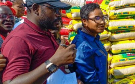 FCT NUJ Distributes Bags of Rice to Members for Christmas