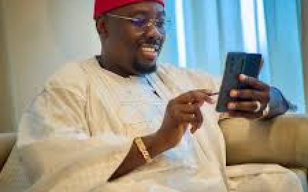 @seyitinubu presents @obi_cubana with the letter of recognition and appointment as Regional Director (South East) of @Cityboy.movement