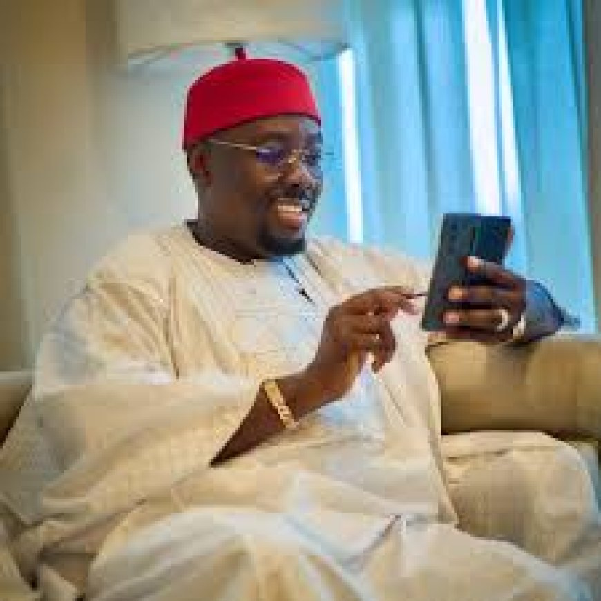 @seyitinubu presents @obi_cubana with the letter of recognition and appointment as Regional Director (South East) of @Cityboy.movement