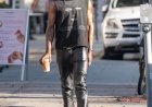 Rema walks on the street of Los Angeles with no security guard while his steez was at 100%