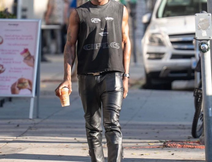 Rema walks on the street of Los Angeles with no security guard while his steez was at 100%