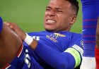 Kylian Mbappé analyzed the new World Cup ball for the semi-finals and final and he does NOT look happy.