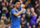 DIEGO GÓMEZ FROM WAY OUTSIDE! ????⚽  What a hit from Diego Gómez! The midfielder lets fly from serious distance with a stunning effort that grabs everyone’s attention.  Goal of the season contender, or am I getting carried awa